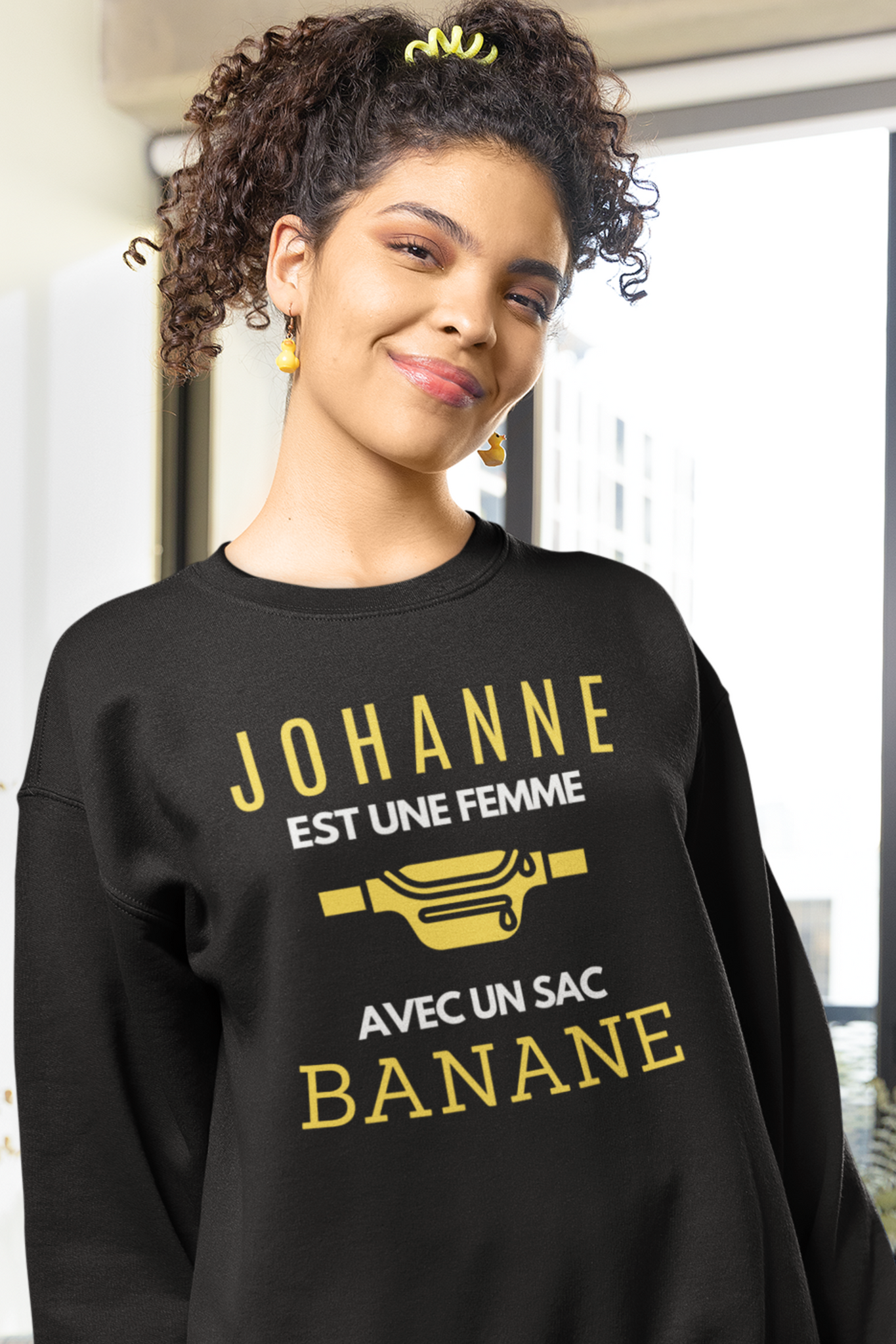 Crewneck Johanne est une femme avec un sac banane