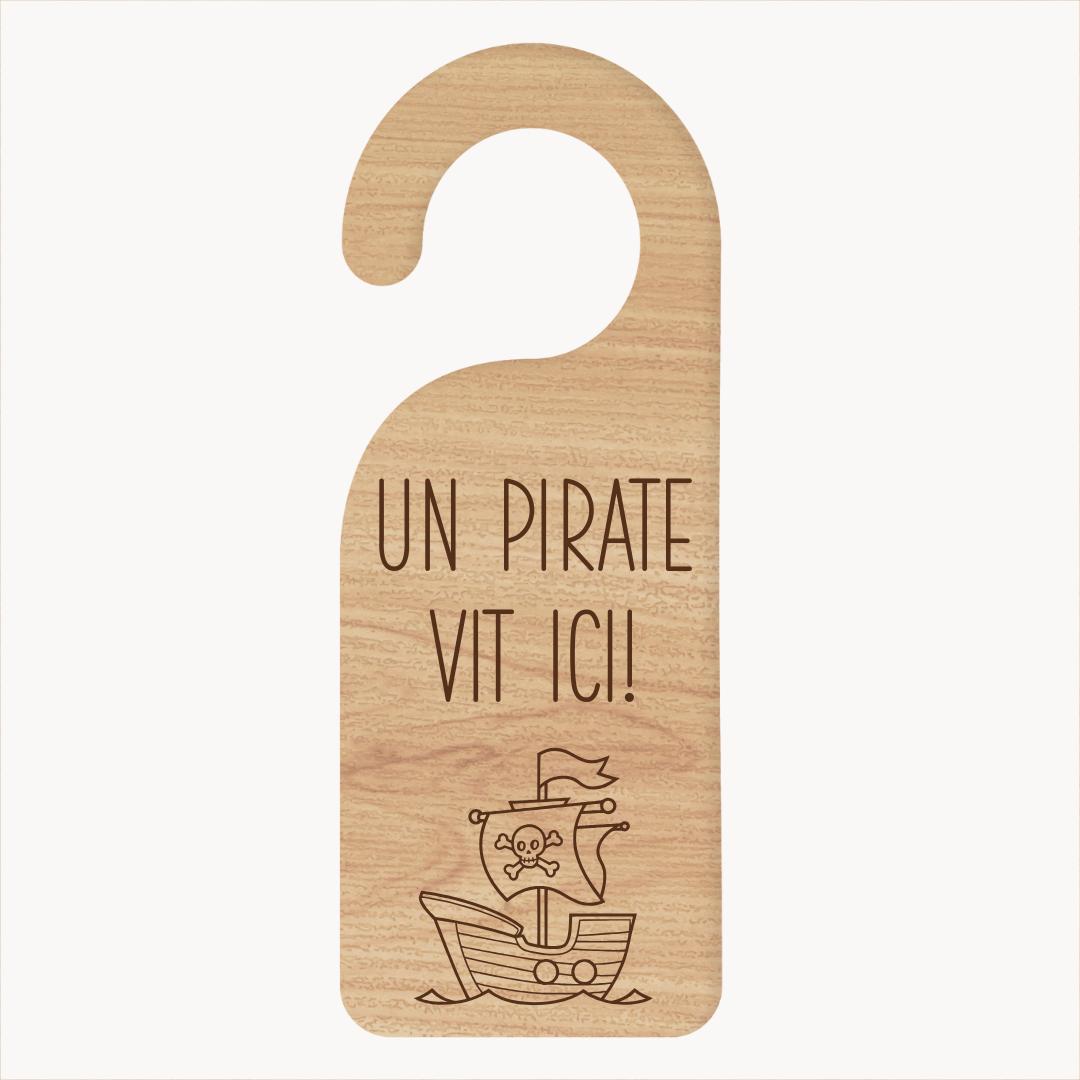 Accroche-Porte Un pirate vit ici Image principale du produit